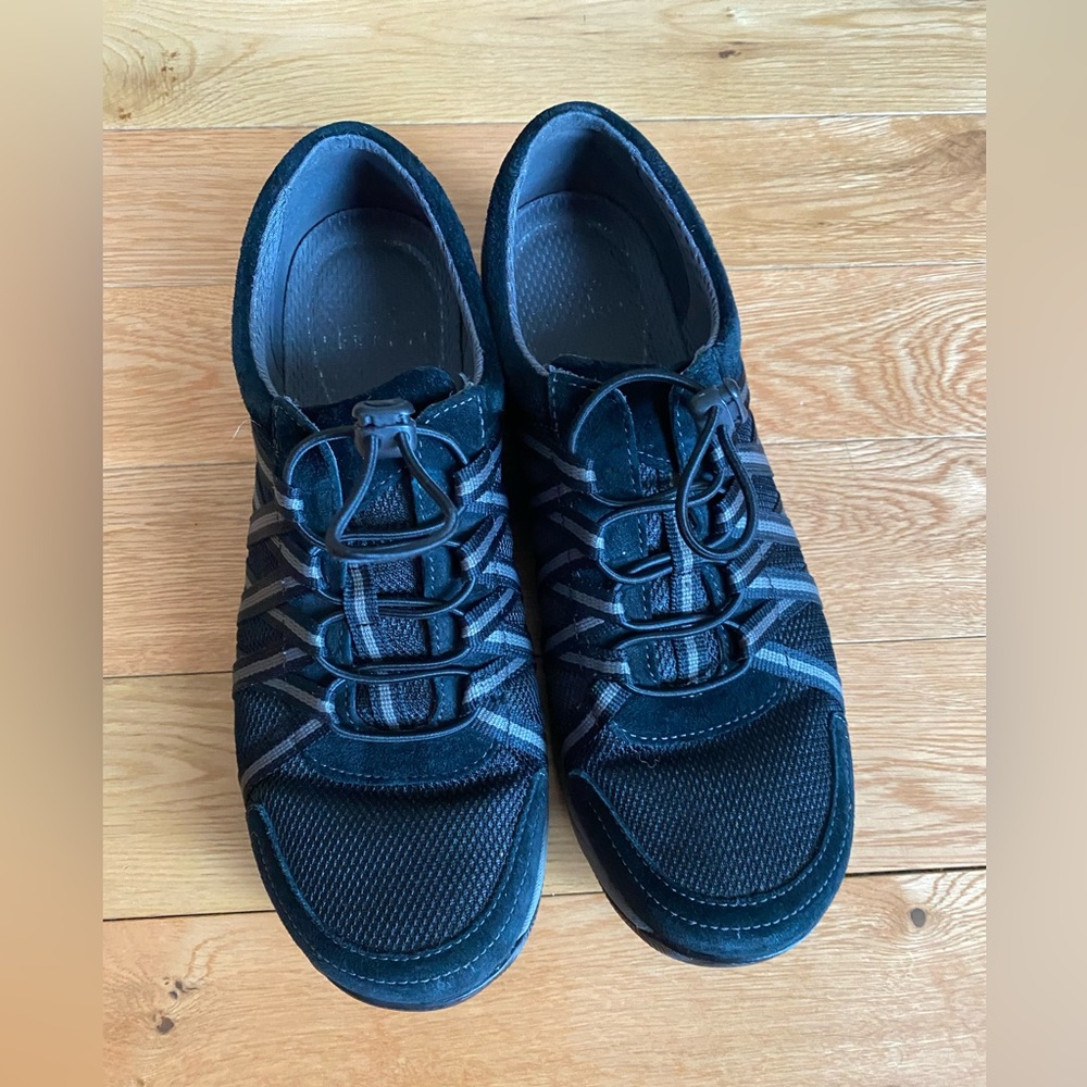 Suede and mesh uppers are accented with bands of webbing, good condition